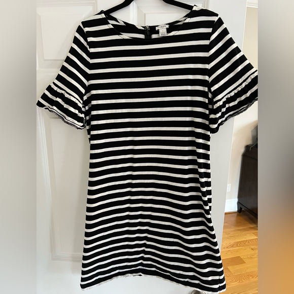 J Crew black & white sheath dress with short sleeves with ruffle detail. - Picture 1 of 8